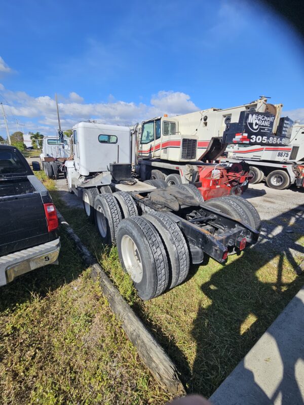 1999 Freightliner Truck-Tractor - Image 2