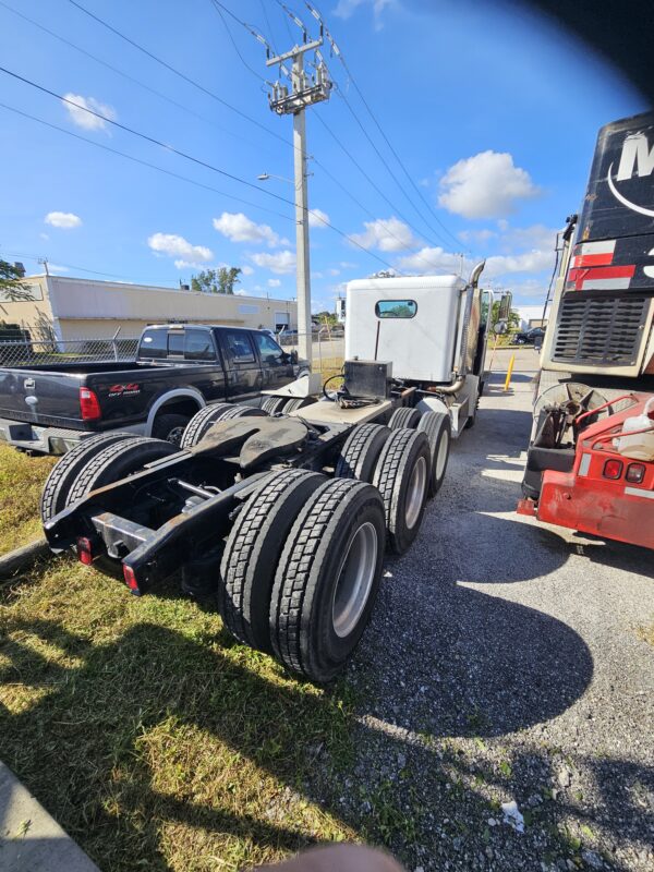 1999 Freightliner Truck-Tractor - Image 3